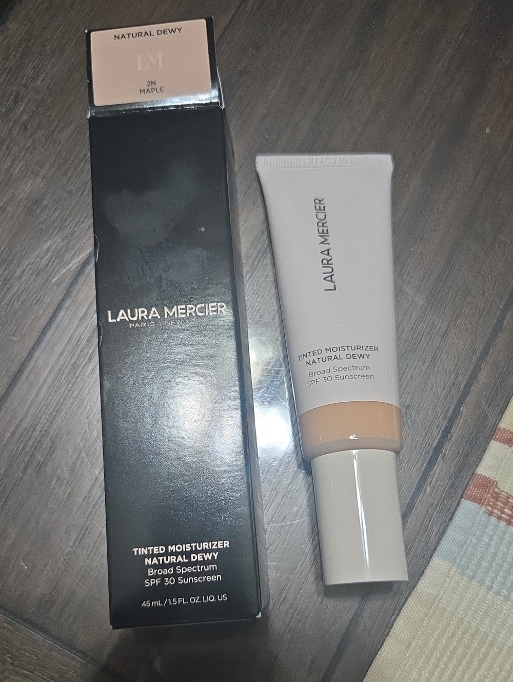 laura mercier Natural Dewy Tinted Moisturizer - 2N Maple (Sheer Beige)